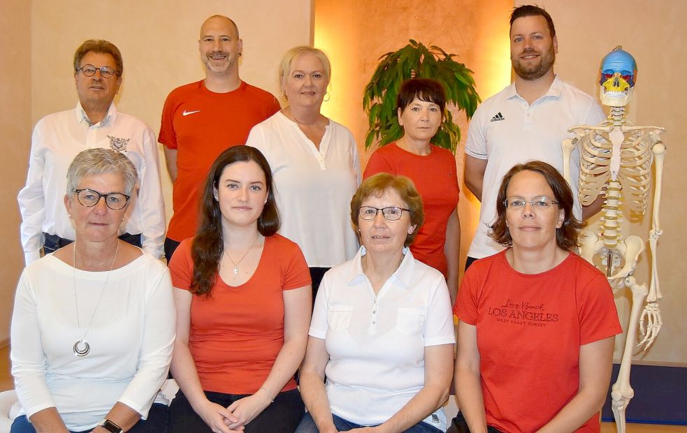 Ein eingeschworenes Team (hinten, von links): Hans Oltmanns (Inhaber), Timo Möhlmann (Praxisleitung), Renate Trocha, Olga Lungren, Lars Immer. Vorne, von links: Doris Jansen (seit 38 Jahren Sekretärin der Johannes Oltmanns GmbH und für die Verwaltung im „Vitality“ zuständig), Angelika Gebel, Gertrud Murra und Nicole Rauert. Foto: Prins