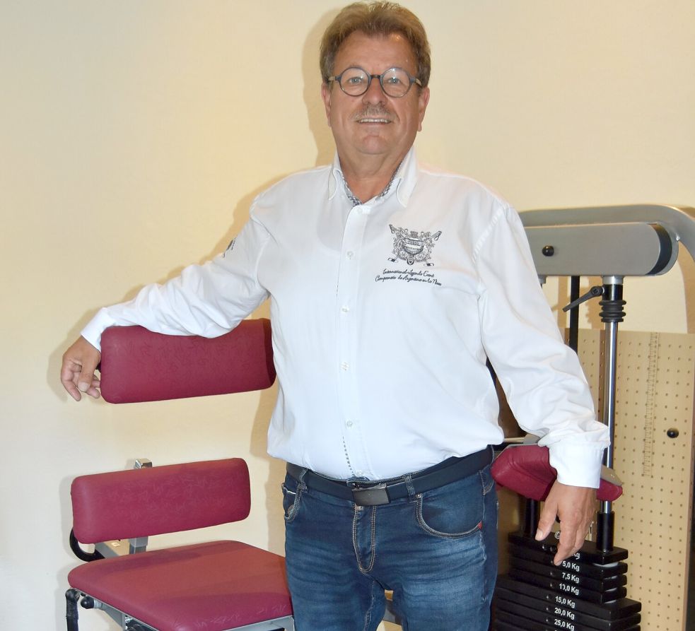 Hans Oltmanns an einem Übungsgerät im MTT-Raum: Vor 20 Jahren hat der Unternehmer die Physiotherapie-Praxis in Ramsloh gegründet. Foto: Prins