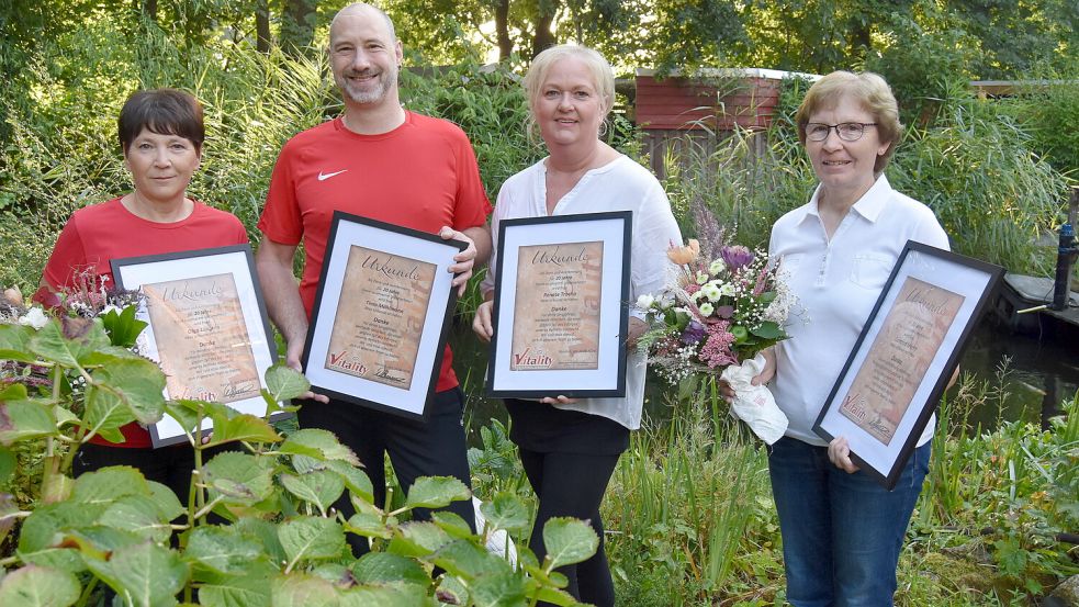 Das Quartett aus der Gründungs-Zeit (von links): Olga Lungren, Timo Möhlmann, Renate Trocha und Gertrud Murra sind seit der Praxiseröffnung dabei. Foto: Prins