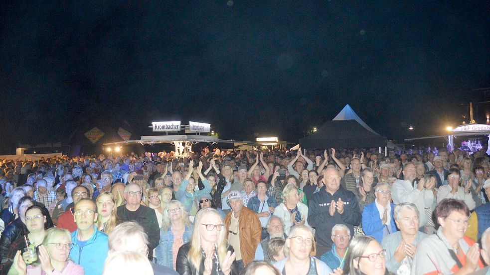 Der Marktplatz in Rhauderfehn war am Samstagabend voller Menschen. Über 2300 Besucher sangen und tanzten zu den Hits der ehemaligen Popband ABBA. Foto: Weers