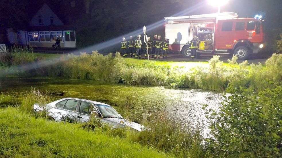 Einsatzkräfte der Freiwilligen Feuerwehr Ostrhauderfehn leuchteten die Unfallstelle aus. Foto: Feuerwehr Ostrhauderfehn