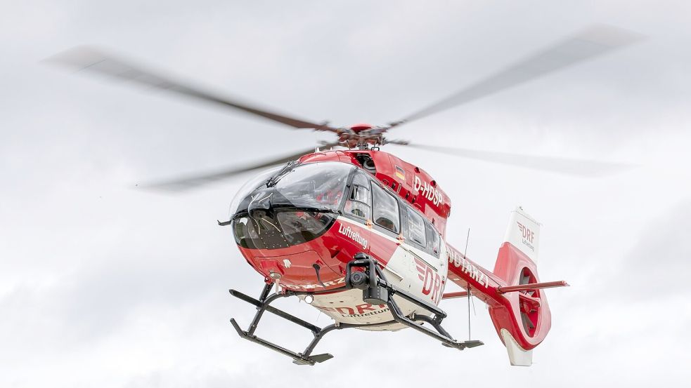 Drei Kinder und eine erwachsene Frau galten nach dem Unfall zunächst als lebensgefährlich verletzt und wurden per Hubschrauber in Krankenhäuser gebracht. (Illustration) Foto: Daniel Karmann/dpa