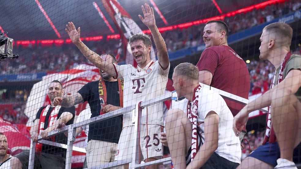 Feiert mit den Fans: Thomas Müller machte seinen Rekord von 710 Pflichtspielen für den FC Bayern München mit einem Tor gegen den SC Freiburg perfekt. Foto: imago images/Revierfoto