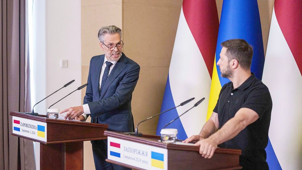 Der ukrainische Präsident Wolodymyr Selenskyj fordert bei einem Treffen mit dem niederländischen Regierungschef Dick Schoof erneut die Freigabe von reichweitenstarken Waffen für Schläge gegen russischen Hinterland. Foto: Evgeniy Maloletka/AP/dpa