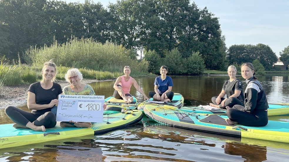 Petra Meyer (von links) überreichte den Scheck in Höhe von 1800 Euro an Gretel Bluhm-Janssen, die diesen für die Hospiz-Initiative Leer in Empfang nahm. Insa Kleemann, Evangelia Adamou, Martje Specht und Lina Pranger haben am Wochenende gespendet. Foto: Spindler