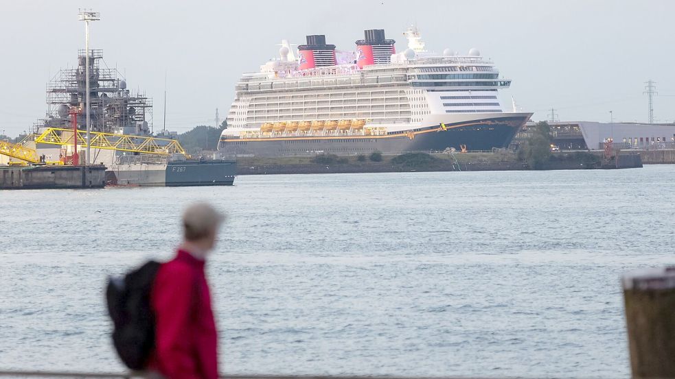 Die „Disney Dream“ läuft den Hamburger Hafen erstmals anlässlich einer Reise an. Foto: Bodo Marks/dpa