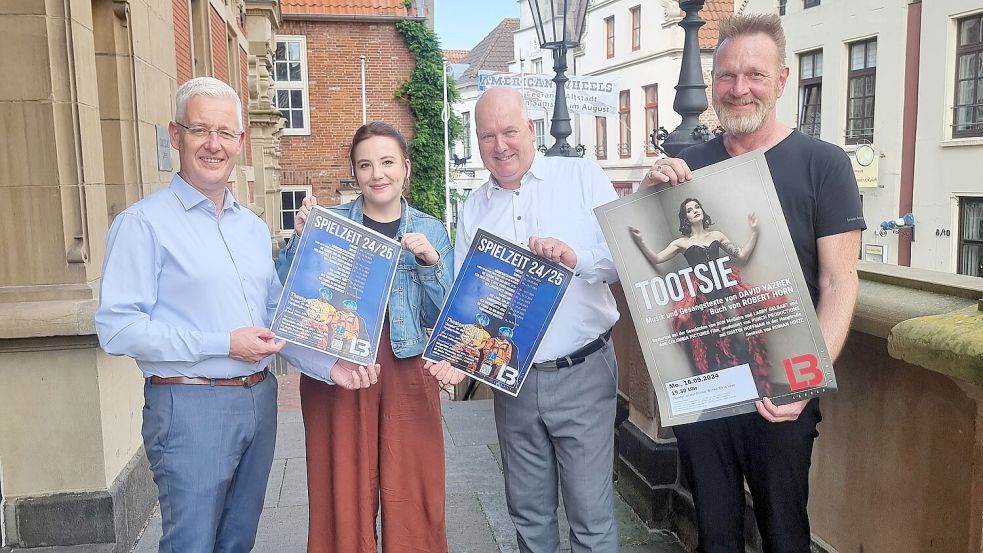 Intendant Olaf Strieb (von rechts), Bürgermeister Claus-Peter Horst, Franziska Ramm vom Fachdienst Kultur der Stadt sowie Landrat Matthias Groote stellten das Programm der Landesbühne Nord vor. Foto: Rehaag