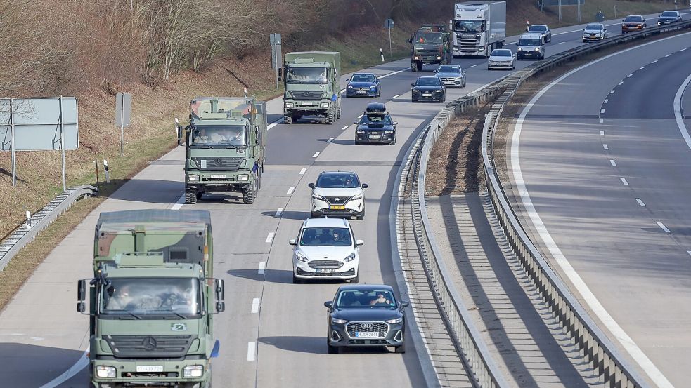 Im September werden von Emden aus mehrere Militärkonvois in Richtung Paderborn fahren. Symbolbild: DPA/Archiv