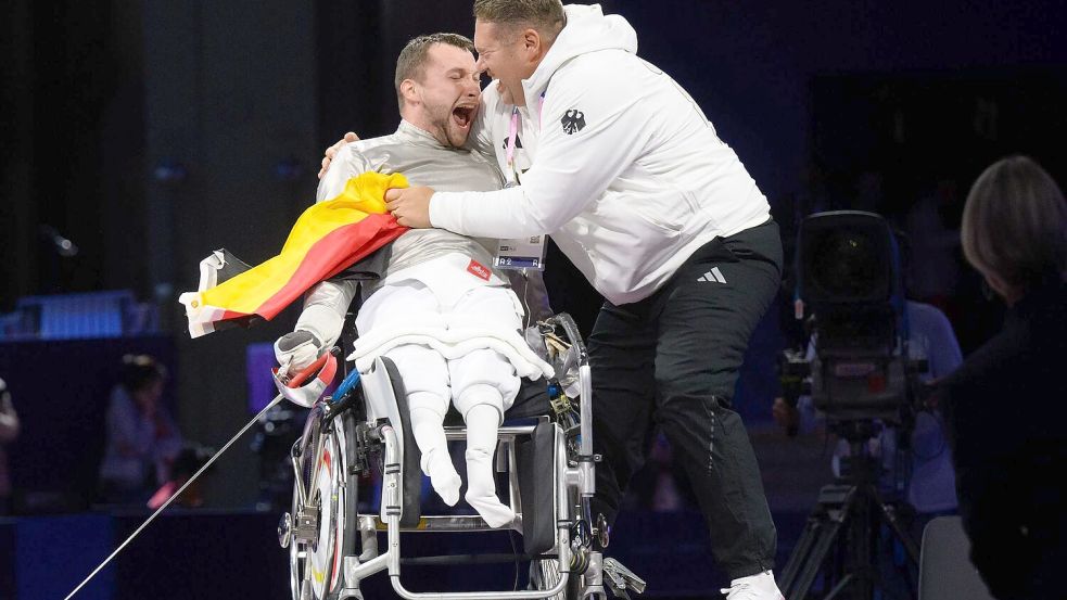 Trainer Alexander Bondar feiert mit Paralympics-Sieger Maurice Schmidt. Foto: Julian Stratenschulte/dpa