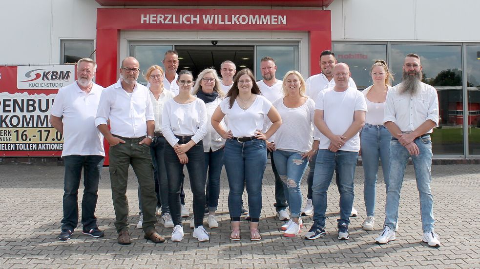 Das Team von „KBM - Küche, Bad & Mehr“ hat sich über die vielen Besucher zur Neueröffnung in Papenburg gefreut. Fotos: Walker