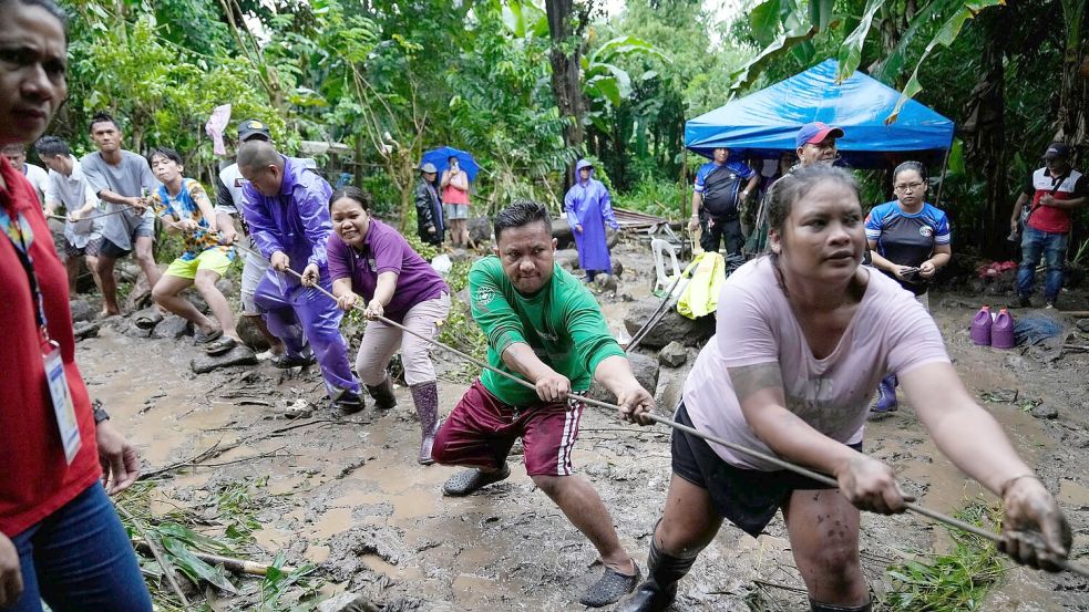 Viele der Todesopfer auf den Philippinen starben bei Erdrutschen. Foto: Aaron Favila/AP/dpa