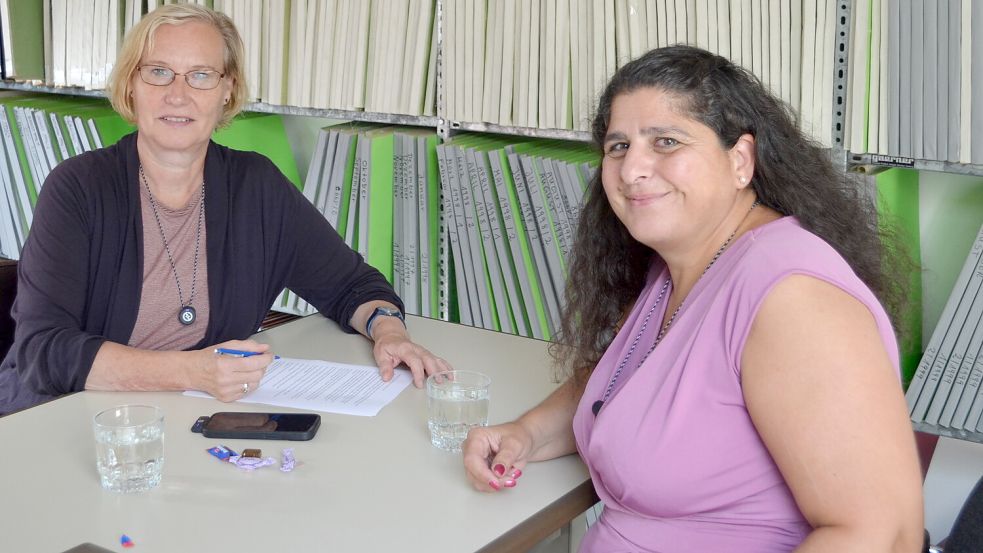 Burcak Coordes (rechts), seit März Leiterin der Grundschule Steenfelde-Großwolde, spricht mit GA-Redakteurin Astrid Fertig im neuen Podcast über die Problematik von Kindern und Straßenverkehr. Foto: Spindler