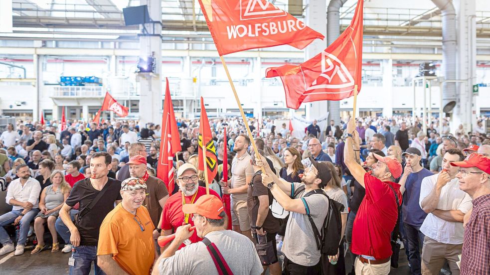 Auf der Betriebsversammlung protestieren VW_Beschäftgigten gegen die SPrpläne des Konzerns. Foto: Moritz Frankenberg/dpa Pool/dpa