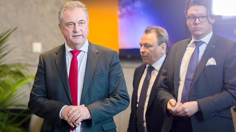 Claus Weselsky (l) ist nicht mehr Bundesvorsitzender der GDL. Die Gewerkschaft wählte Mario Reiß (2.v.l.) zu seinem Nachfolger. (Archivbild) Foto: Christoph Soeder/dpa