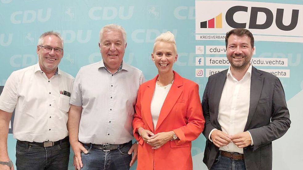 Der CDU-Kreisgeschäftsführer aus Vechta Walter Goda (von links), der Kreisvorsitzende des CDU-Kreisverbandes Cloppenburg, Christoph Eilers, die CDU-Bundestagsabgeordnete und -kandidatin, Silvia Breher, und der Kreisvorsitzende im CDU-Kreisverband Vechta, Jochen Steinkamp nach der Kandidatenkür. Foto: Röttgers