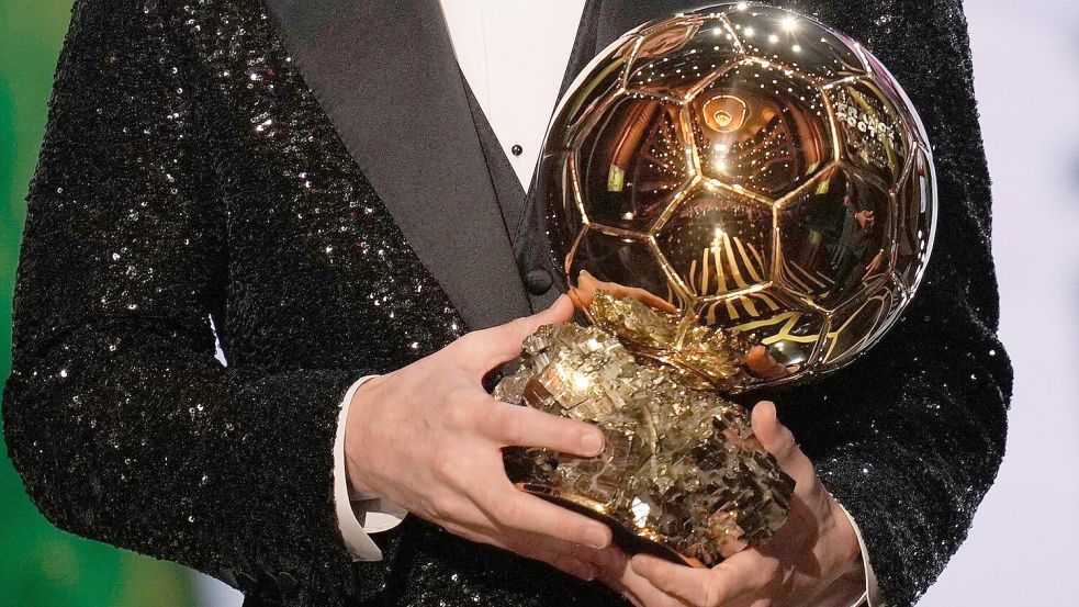 Für den Ballon d’Or ist in diesem Jahr unter anderem Toni Kroos nominiert. Foto: Christophe Ena/AP/dpa