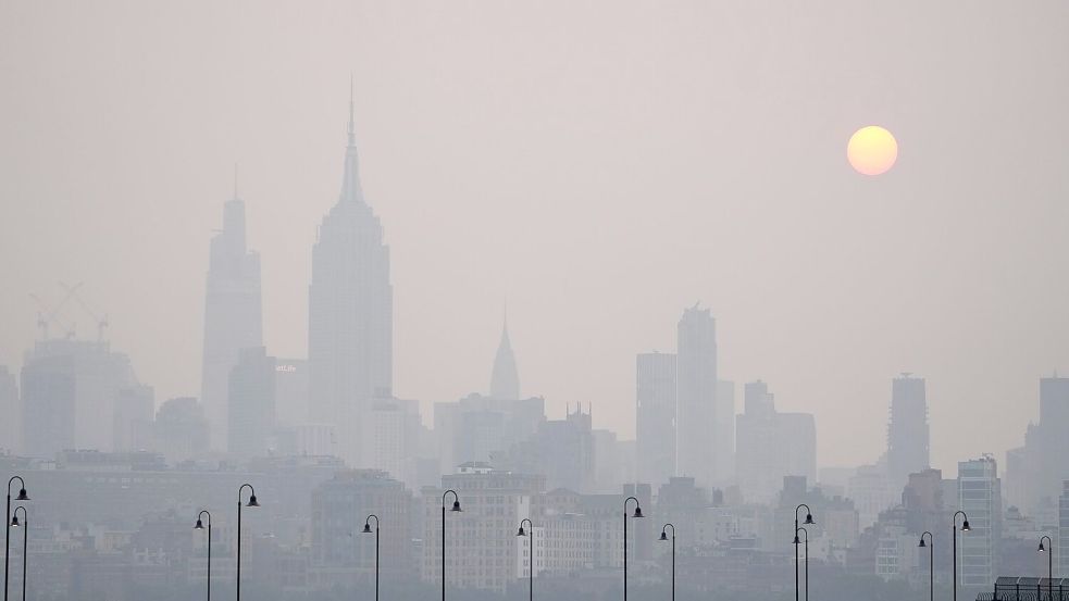 New York lag wegen der Waldbrände in Kanada im Juni unter einer Dunstglocke. (Archivbild) Foto: Seth Wenig/AP/dpa