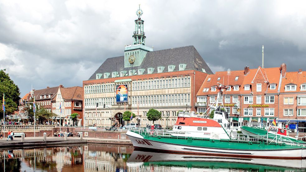 Emden mit seinem alten Rathaus am Delft wird im kommenden Jahr Gastgeber der Nationalen Maritimen Konferenz sein. Foto: Dittrich/DPA