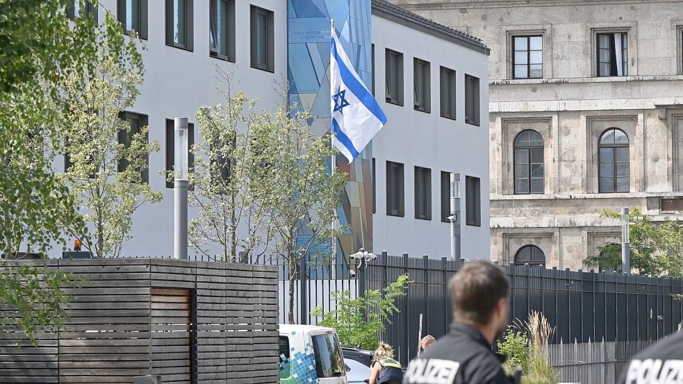 Großeinsatz vor dem israelischen Generalkonsulat in München Foto: Peter Kneffel/dpa