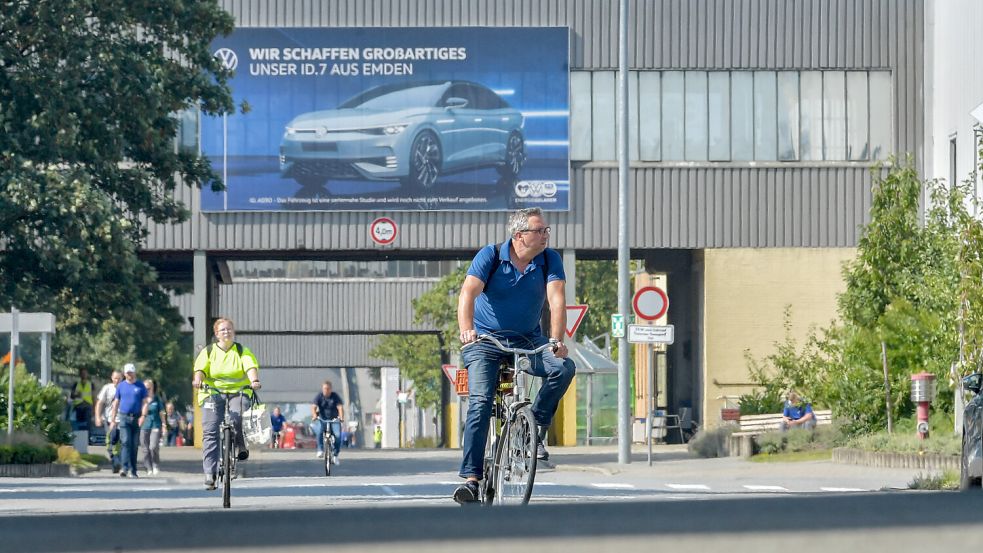 Im Emder VW Werk gab es am Donnerstag eine große Betriebsversammlung. Vor den Toren des Werkes deutete wenig darauf hin, welche Krise Volkswagen gerade durchstehen muss. Foto: Ortgies