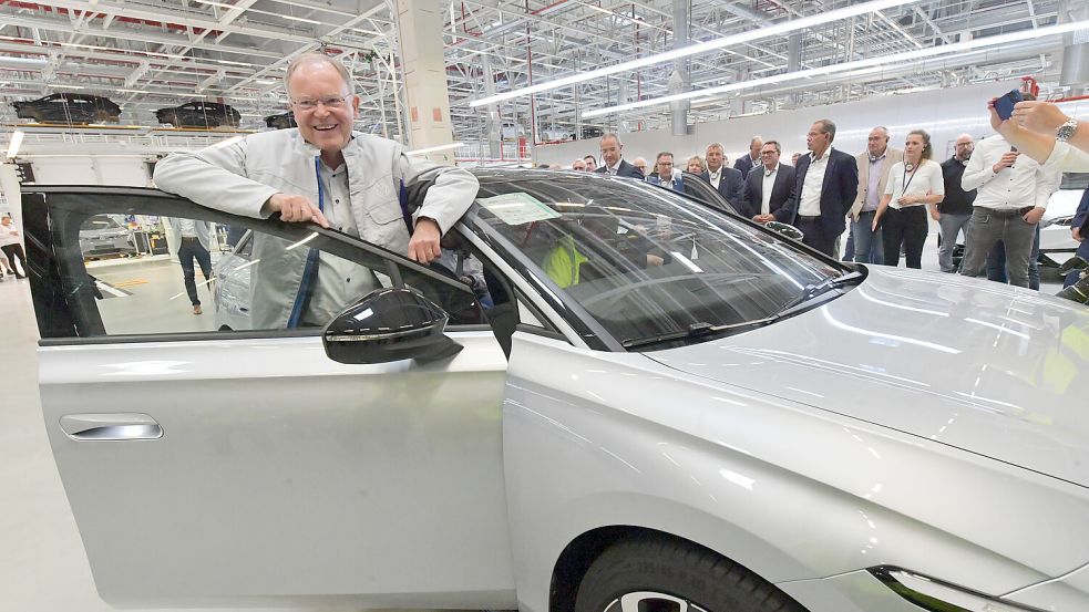 Ein Foto aus besseren Zeiten: Niedersachsens Ministerpräsident Stephan Weil (SPD) am 21. August 2023 beim offiziellen Produktionsstart des ID.7 bei VW Emden. Traut er sich auch in der Krise nach Ostfriesland? Foto: Ortgies/Archiv