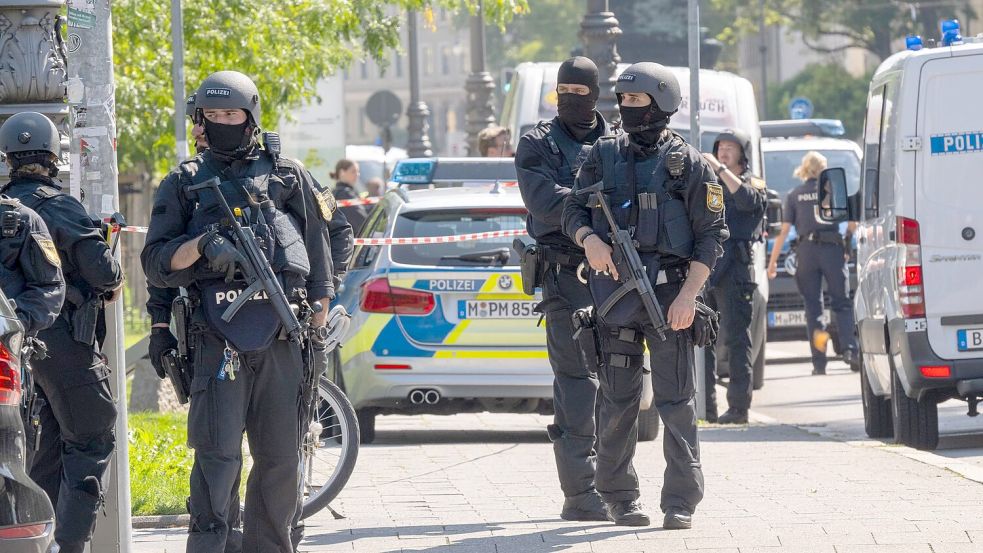 Der Verdächtige wurde von der Polizei niedergeschossen. Foto: Peter Kneffel/dpa