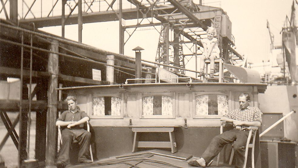 Jürgen Beckmann, der Vetter des Verfassers, und Matrose Gerd Pauw an Deck des Schiffes. Fotos: Beckmann