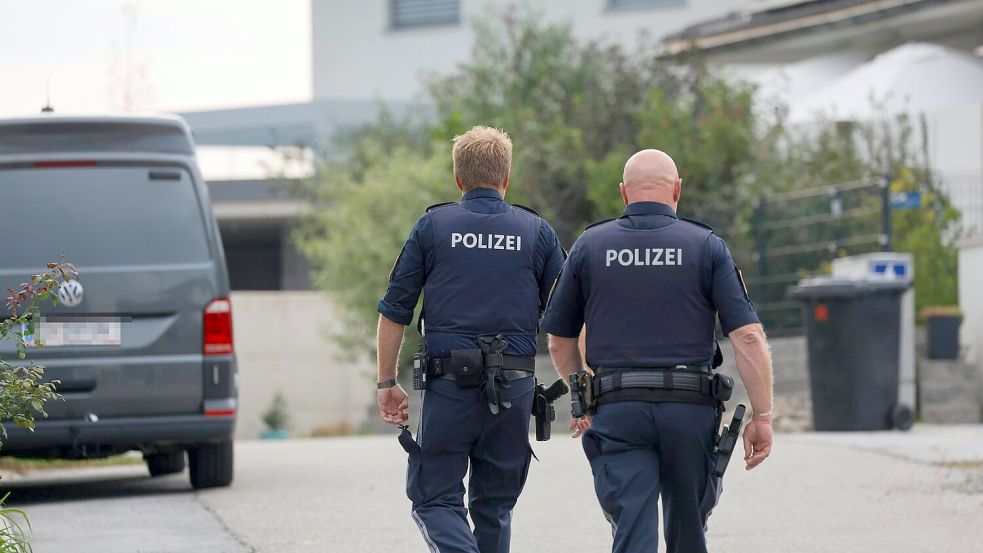 Die Polizei durchsuchte im Salzburger Land den Wohnort des 18-Jährigen. Foto: Daniel Scharinger/APA/dpa