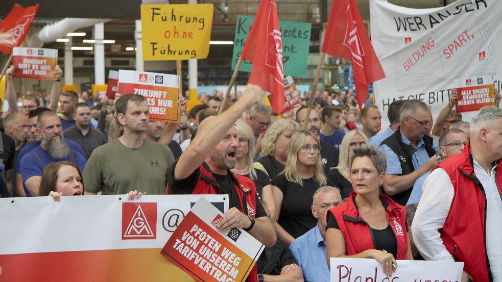 Der Unmut ist laut bei der Betriebsversammlung in Emden. Foto: Volkswagen AG