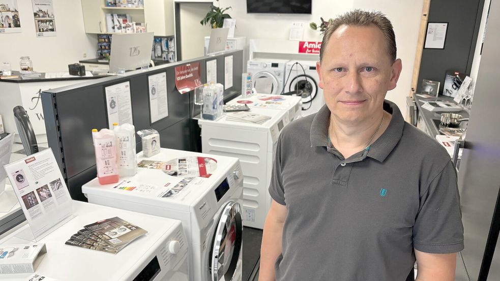 Stefan Davids (Foto) ist mit seinem Unternehmen Elektro Hahn von Leer nach Folmhusen in die Industriestraße gezogen. Elektro Hahn ist Hausgerätespezialist. Foto: Ammermann