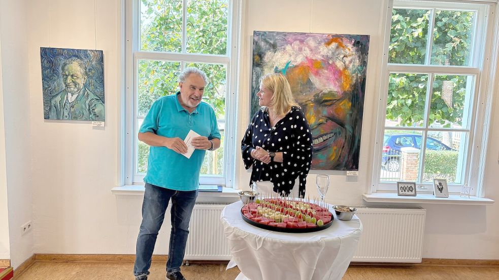 1. Vorsitzender Peter Bösken im Gespräch mit Künstlerin Anja Andabaka während der Eröffnung der Kunstausstellung. Foto: Kruse