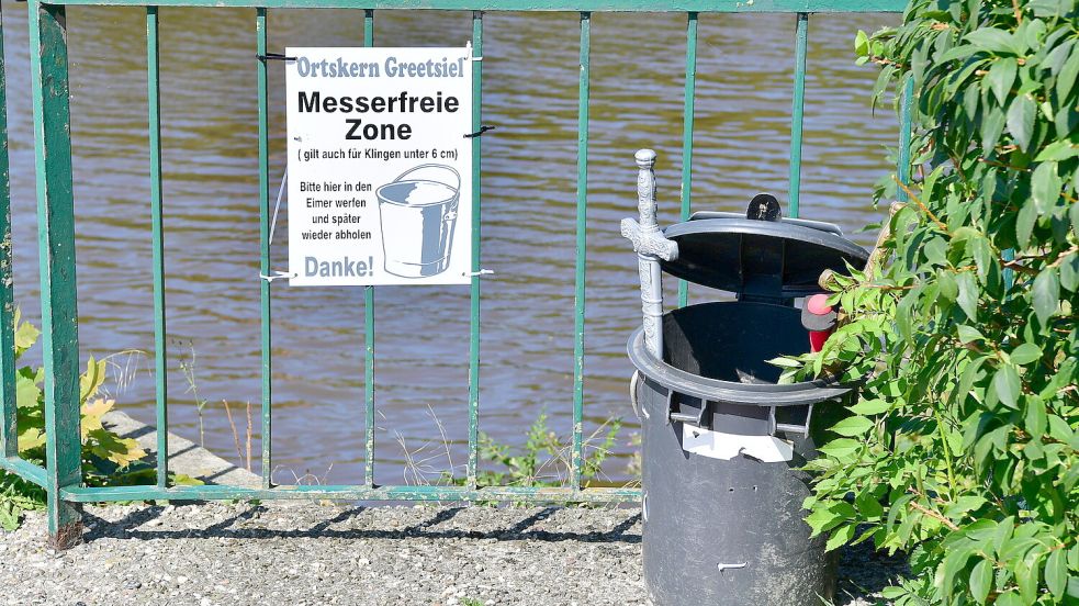 Am Samstag, 31. August 2024, war das Schild mit dem Hinweis auf eine „messerfreie Zone“ in Greetsiel an der Hauptbrücke ins Dorf entdeckt worden. Es ist nicht von offizieller Seite aufgehängt worden. Noch ist unklar, wer dahinter steckt. Foto: Wagenaar/Archiv