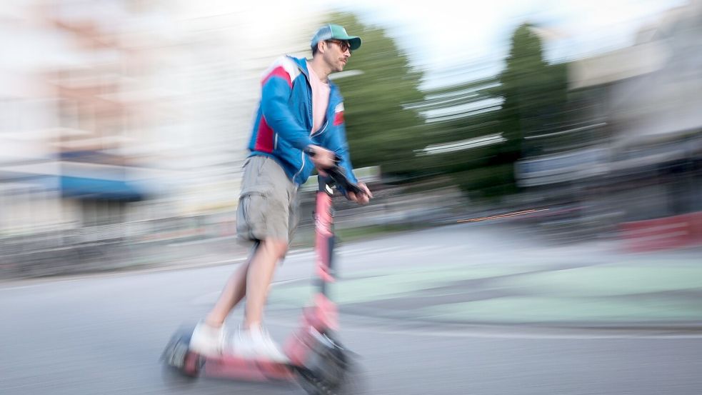 In Madrid wird man künftig nur mit eigenen E-Scootern fahren dürfen. (Symbolbild) Foto: Christian Charisius/dpa