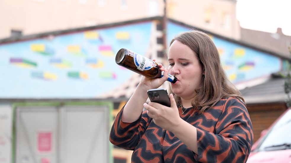 Ricarda Lang mit einer Bierfalsche auf der Wahlfeier der Grünen in Dresden. Foto: dpa/Hendrik Schmidt