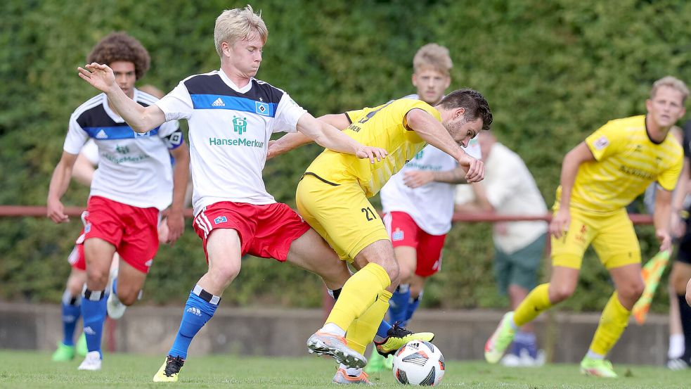 Keine guten Erinnerungen hat Kickers Emden (am Ball Tido Steffens) an den letzten Auftritt beim Hamburger II. Vor genau zwei Jahren gab es dort eine 1:6-Packung. Archivfoto: Schwarz