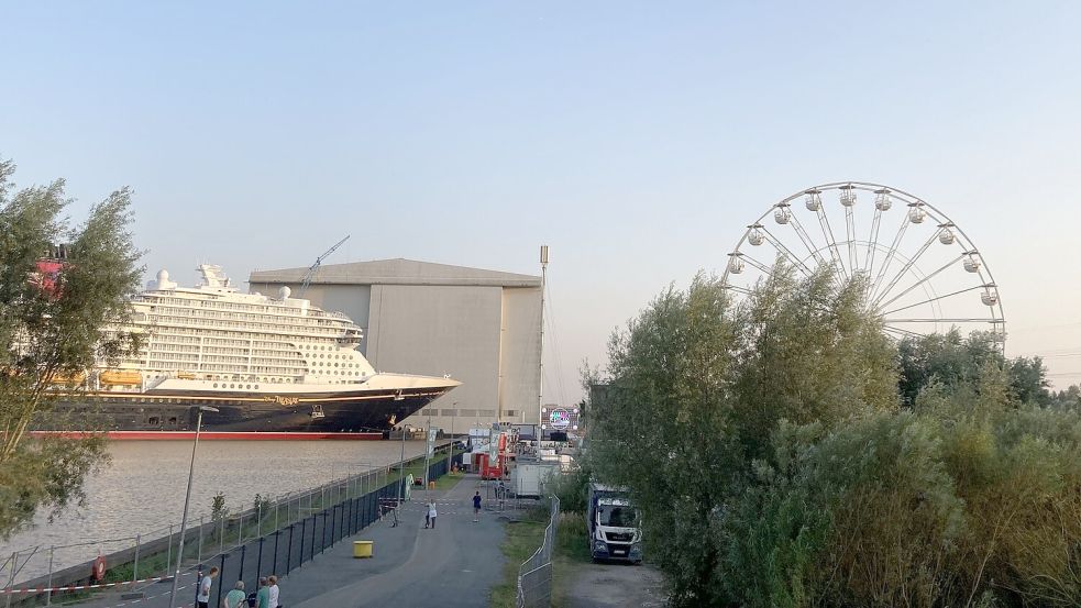 Rechts das Riesenrad, links das neueste Schiff, die „Disney Treasure“.