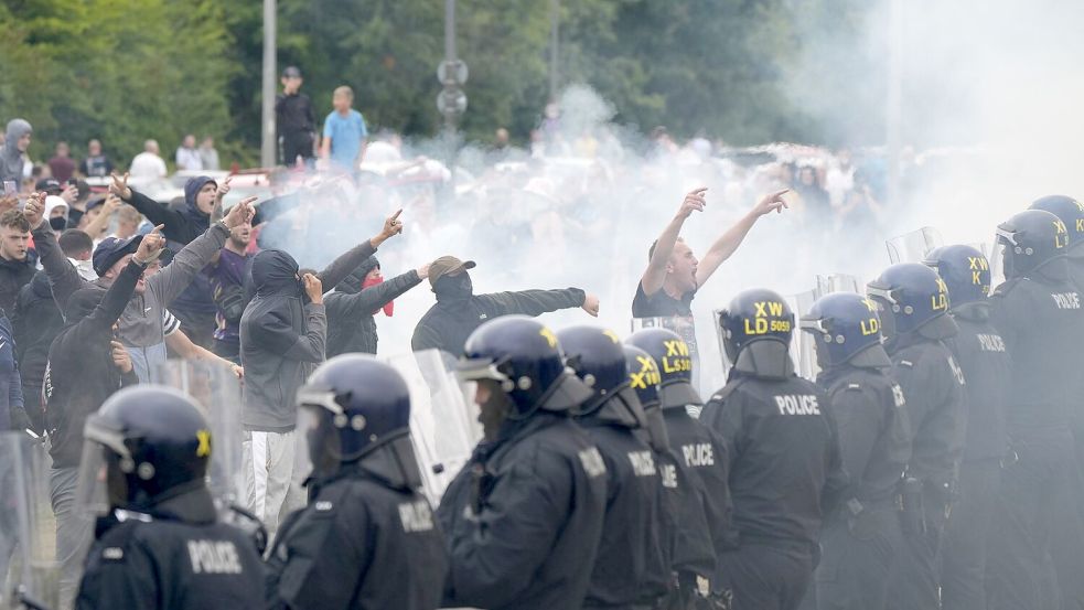 Nach Krawallen in England: 27-Jähriger zu neun Jahren Haft verurteilt (Archivbild). Foto: Danny Lawson/PA Wire/dpa