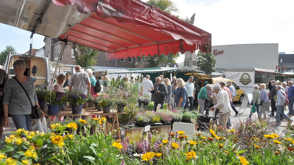 Am vergangenen Wochenende war der Leeraner Wochenmarkt auf dem Denkmalplatz. Foto: Wolters