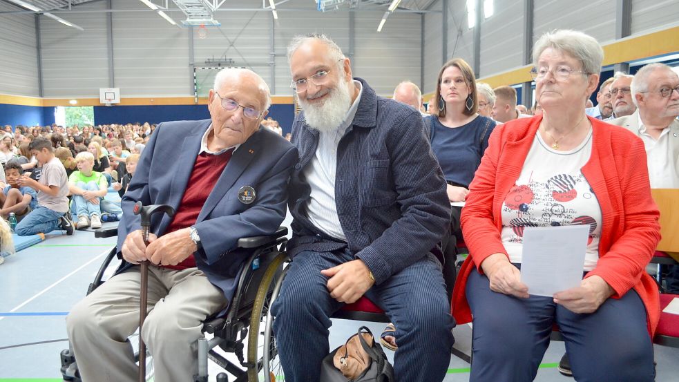 Holocaust-Überlebender Albrecht Weinberg (links) nahm gemeinsam mit Baruch Chauskin, dem Kantor der Jüdischen Gemeinde Osnabrück, und seiner Begleiterin Gerda Dänekas an dem Festakt zum 20-jährigen Bestehen des Fehntjer Gymnasiums teil, das nach ihm benannt ist. Foto: Fertig