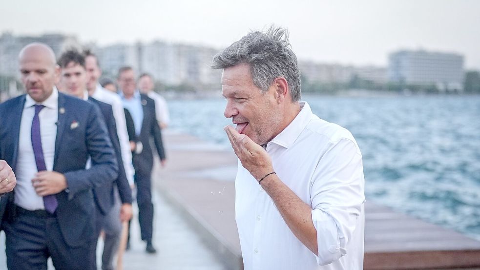 Gut gelaunt: Habeck an der Promenade in Thessaloniki Foto: Kay Nietfeld/dpa