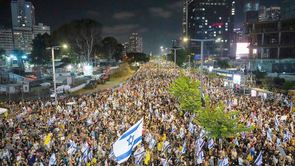 Zehntausende Menschen gingen in Tel Aviv und anderen israelischen Städten auf die Straße, um die Regierung zum Abschluss eines Geisel-Deals zu drängen. Foto: Ariel Schalit/AP/dpa