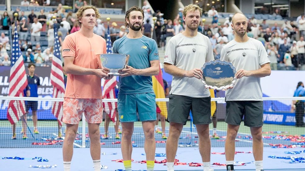 Tim Pütz (r) und Kevin Krawietz werden für die Final-Teilnahme bei den US Open geehrt. Max Purcell (l) und Jordan Thompson freuen sich über die Siegertrophäe. Foto: Pamela Smith/AP/dpa