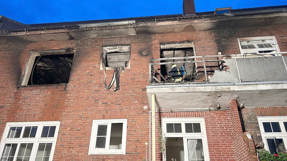 Aus dem ersten Obergeschoss sprangen die Bewohner nach unten. Foto: Feuerwehr