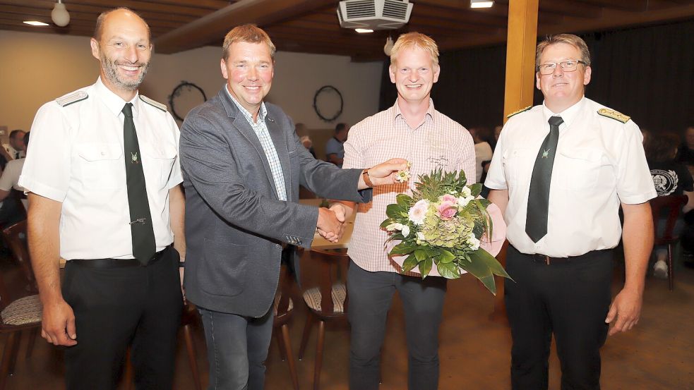 Im Saterland gibt es eine neunen Gemeindekönig: (von links) Wilfried Harms, stellvertretender Bürgermeister Rainer Fugel, König Marco Hinrichs, Ludger Meiners. Foto: Passmann