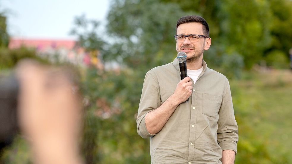 Ilja Jaschin bei einer Veranstaltung im Berliner Mauerpark kurz nach seiner Freilassung. Dort betonte er seine Solidarität mit der Ukraine. (Archivbild) Foto: Christophe Gateau/dpa