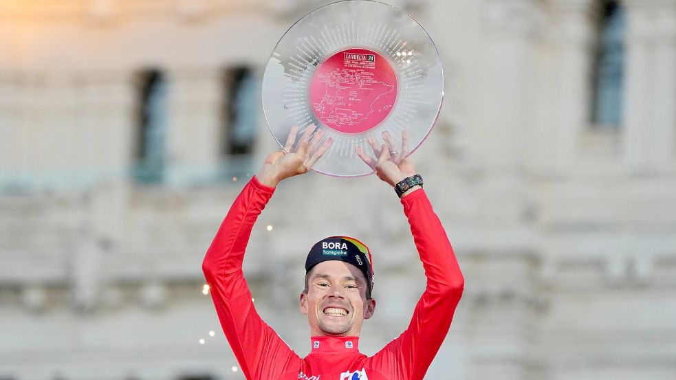 Primoz Roglic jubelt im Roten Trikot des Gesamtführenden bei der Vuelta. Foto: Paul White/AP/dpa