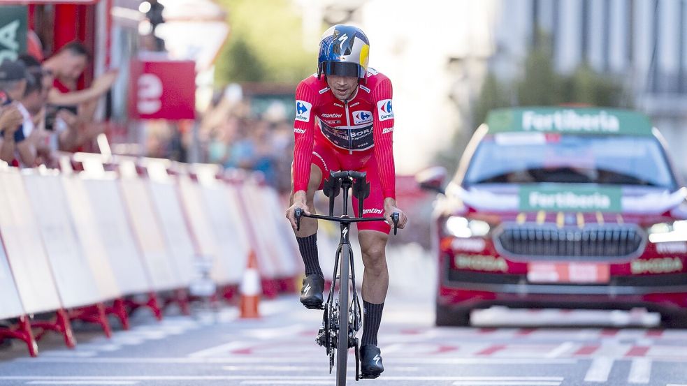 Beim abschließenden Zeitfahren erreicht Roglic als Zweiter das Ziel. Foto: Alberto Gardin/Ipa Sport/IPA via ZUMA Press/dpa