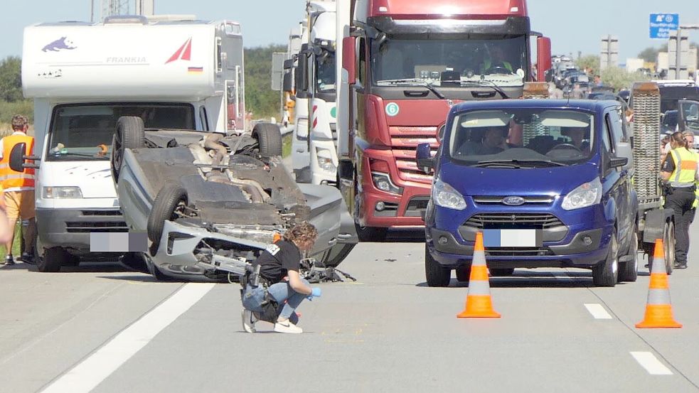 A7 bei Neumünster am 12. August: Polizisten schießen auf einen BMW-Fahrer, der nach einem Unfall mit einem Messer auf die Beamten losgegangen ist. Foto: Daniel Friederichs