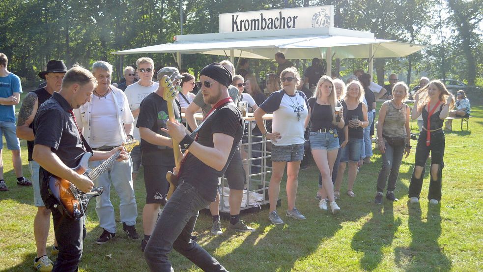 Die Instrumental Action Heroes aus Papenburg gingen auch mit ihren Gitarren ins Publikum und animierten die Besucher zum Mitmachen. Fotos: Weers