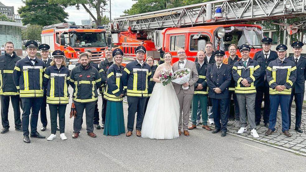 Ihrhover und Hamburger Feuerwehrleute standen Spalier für das frisch vermählte Ehepaar Johanna und Hendrik Wegner. Vierter von rechts ist Holger Schütte, der über den Trip in die Hansestadt berichtet. Fotos: privat